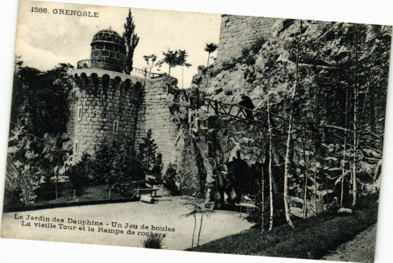 Carte postale ancienne Grenoble - Le Jardin des Dauphins à Grenoble