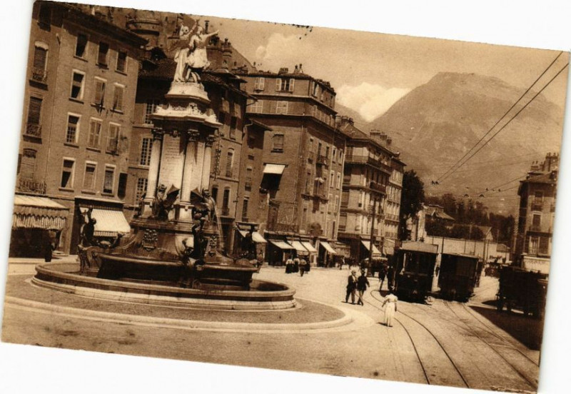 Carte postale ancienne Grenoble - La Place de Notre Dame à Grenoble