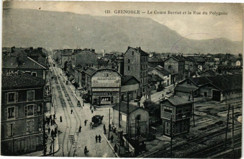 Carte postale ancienne Grenoble - Le Cours Berriat et la Rue du Polygone à Grenoble