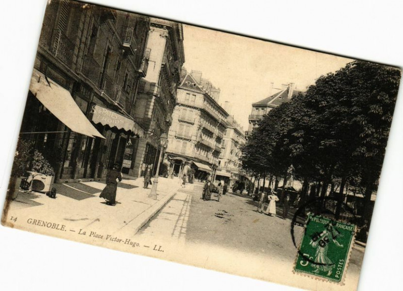 Carte postale ancienne Grenoble - La Place du Victor Hugo à Grenoble