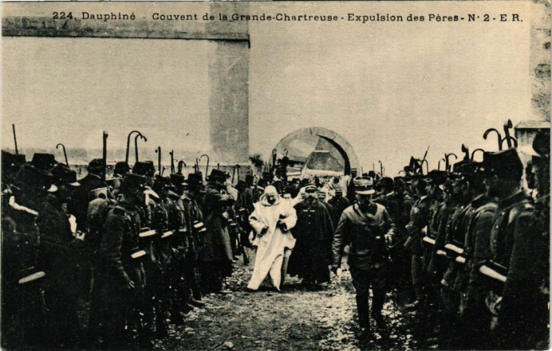 Carte postale ancienne Couvent de la Grande-Chartreuse - Expulsion des Peres Chartreux