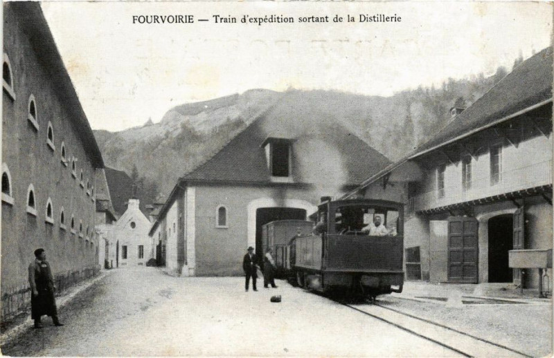 Carte postale ancienne Fourvoirie - Train d expedition sortant de la Distillerie à Four