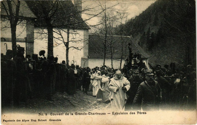 Carte postale ancienne Couvent de la Grande-Chartreuse - Expulsion des Peres Chartreux