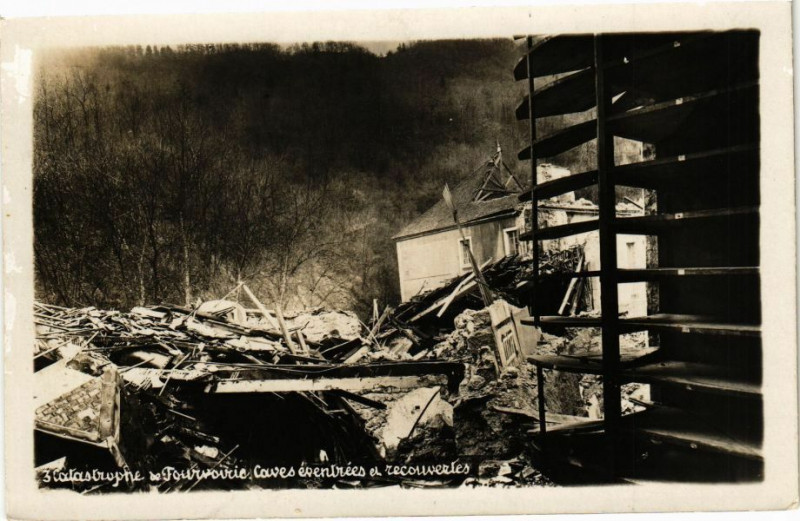Carte postale ancienne Carte photo Catastrophe de Fourvoirie - Caves eventrées à Four