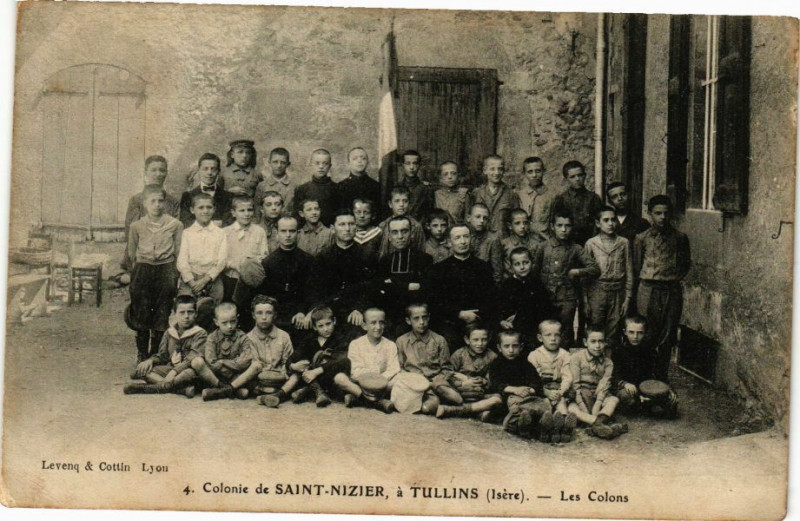 Carte postale ancienne Colonie de St-Nizier a Tullins - Les Colons à Tullins