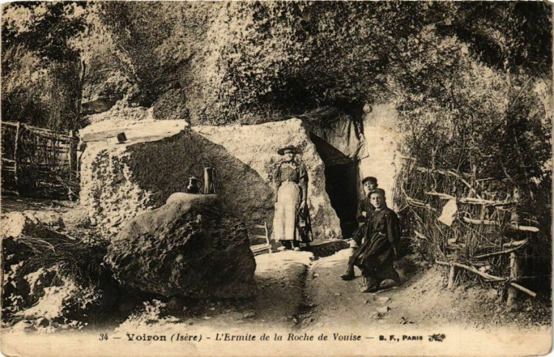 Carte postale ancienne Voiron - Ermite de la Roche de Vouise à Voiron