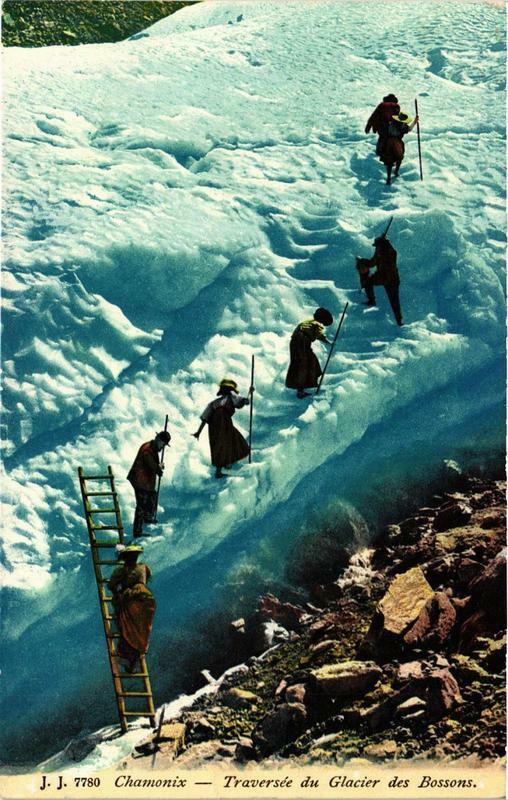 Carte postale ancienne Chamonix Traversée du Glacier des Bossons à Vers
