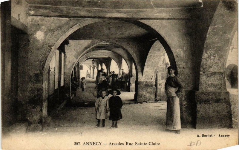 Carte postale ancienne Annecy Arcades Rue Sainte-Claire à Annecy