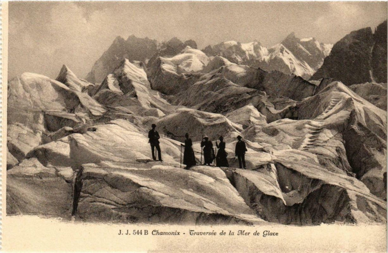 Carte postale ancienne Chamonix Traversée de la mer du Glace à Vers