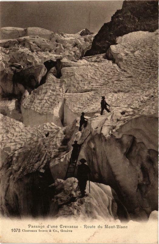 Carte postale ancienne Passage d'une Crevasse Route du Mont-Blanc