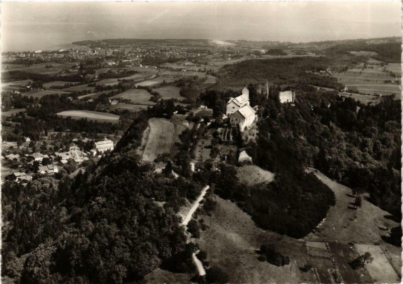 Carte postale ancienne La Colline des Allinges Au bas le Village, au loin Thonon à Allinges