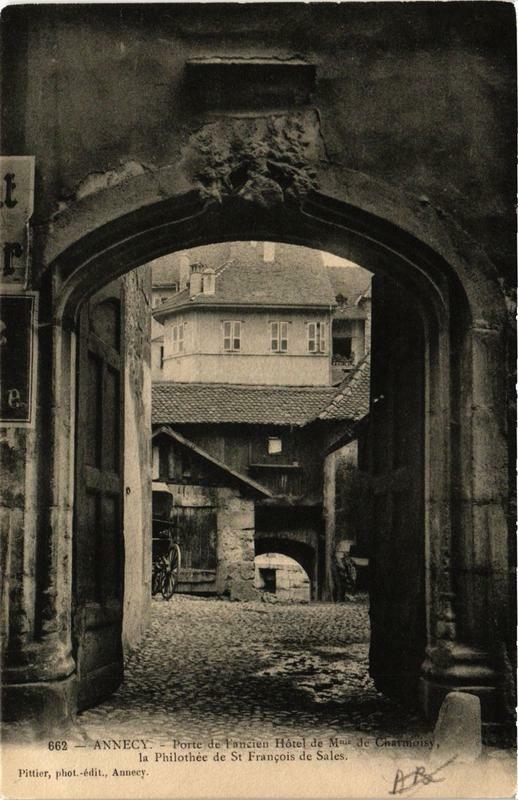 Carte postale ancienne Annecy Porte de l'ancien Hotel de Mme de Charmoisy à Annecy