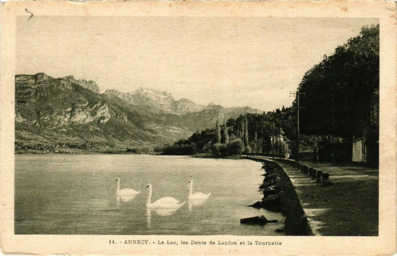 Carte postale ancienne Annecy Le Lac, les Dents de Lanfon et la Tournette à Annecy