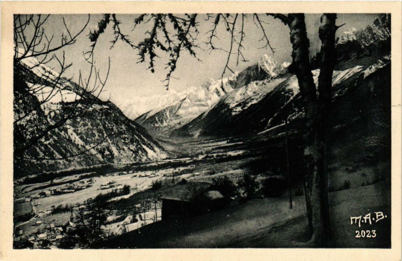 Carte postale ancienne Les Houches Le Bourg, la Vallée de l'Arve et de Chamonix aux Houches