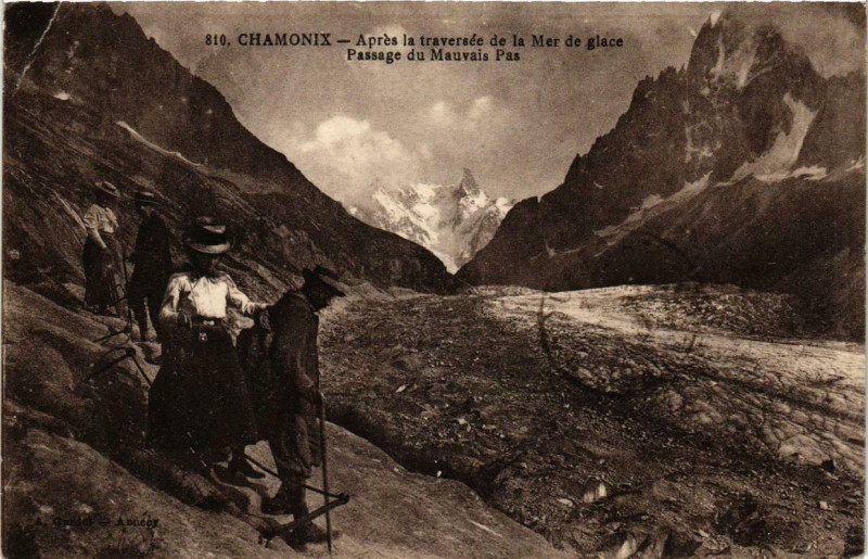 Carte postale ancienne Chamonix Apres la traversée de la Mer de glace à Vers