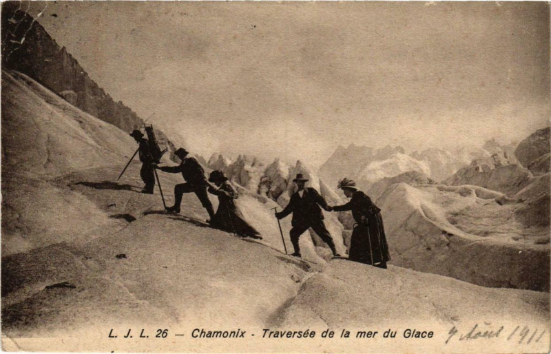 Carte postale ancienne Chamonix Traversée de la mer du Glace à Vers