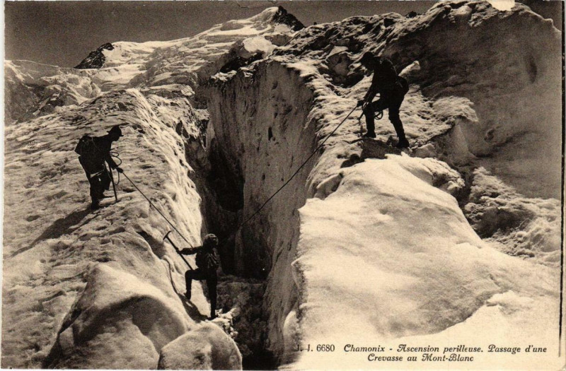 Carte postale ancienne Chamonix Ascension perilleuse. Passage d'une