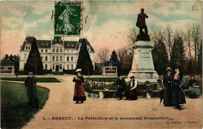 Carte postale ancienne Annecy La Prefecture et le monument Sommeiller à Annecy