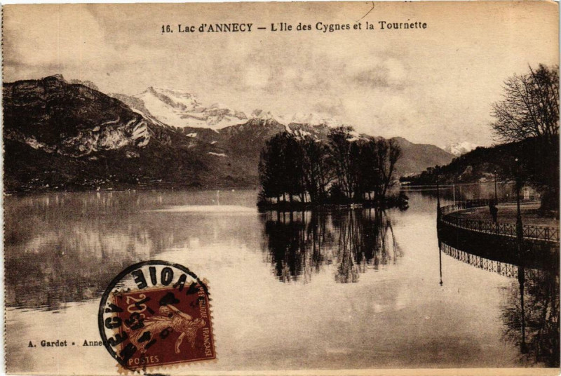 Carte postale ancienne Lac d'Annecy L'Ile des Cygnes et la Tournette à Annecy
