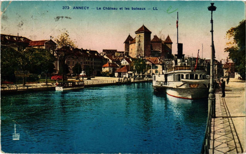 Carte postale ancienne Annecy Le Chateau et les bateaux à Annecy