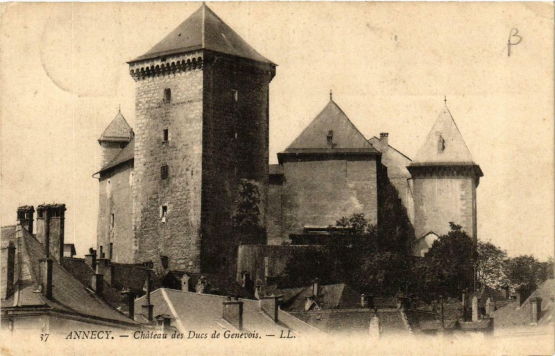 Carte postale ancienne Annecy Chateau des Ducs de Genevois à Annecy