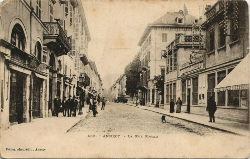 Carte postale ancienne Annecy La Rue Royale à Annecy