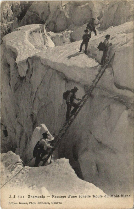 Carte postale ancienne Chamonix Passage d'une échelle Route