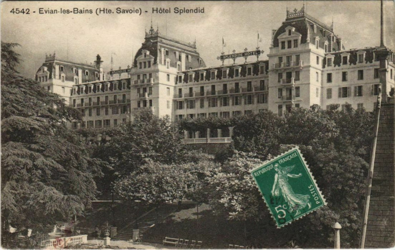 Carte postale ancienne Evian-les-Bains Source Cachat. à Évian-les-Bains