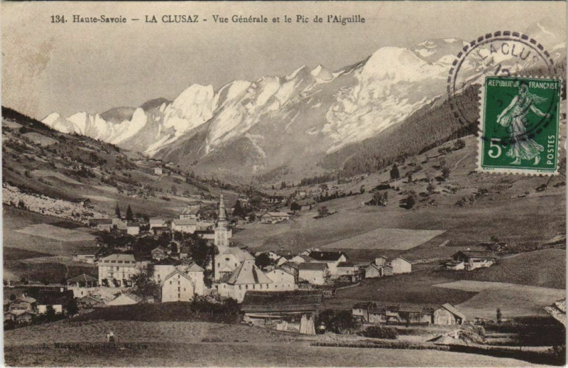 Carte postale ancienne La Clusaz Vue Generale à La Clusaz