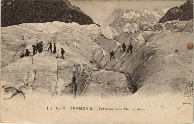 Carte postale ancienne J. J. 544 C. Chamonix. Traversée de la Mer de Glace à Vers
