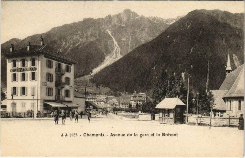 Carte postale ancienne J. J. 2985 Chamonix Avenue de la gare et le Brevent