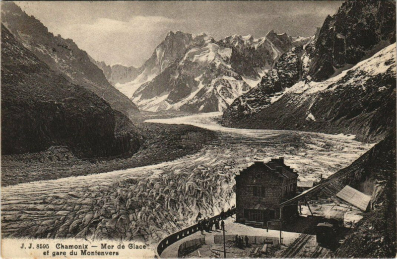 Carte postale ancienne J. J. 8595 Chamonix Mer de Glace et gare du Montenvers à Vers