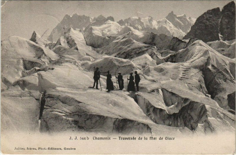 Carte postale ancienne J. J. 544 b Chamonix - Traversée de la Mer de Glace à Vers