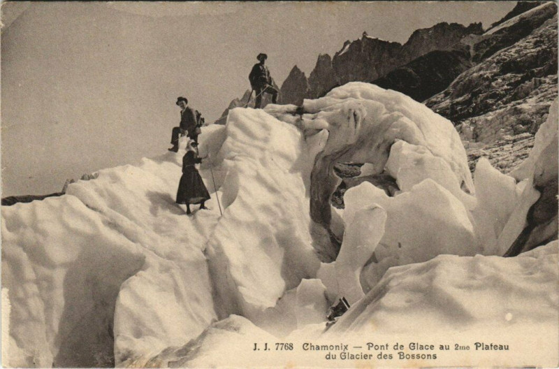 Carte postale ancienne J. J. 7768 Chamonix Pont de Glace au 2me Plateau du Glacier des