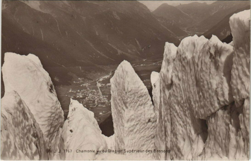 Carte postale ancienne J. J. 7767 Chamonix vu du Glacier Superieur des Bossons