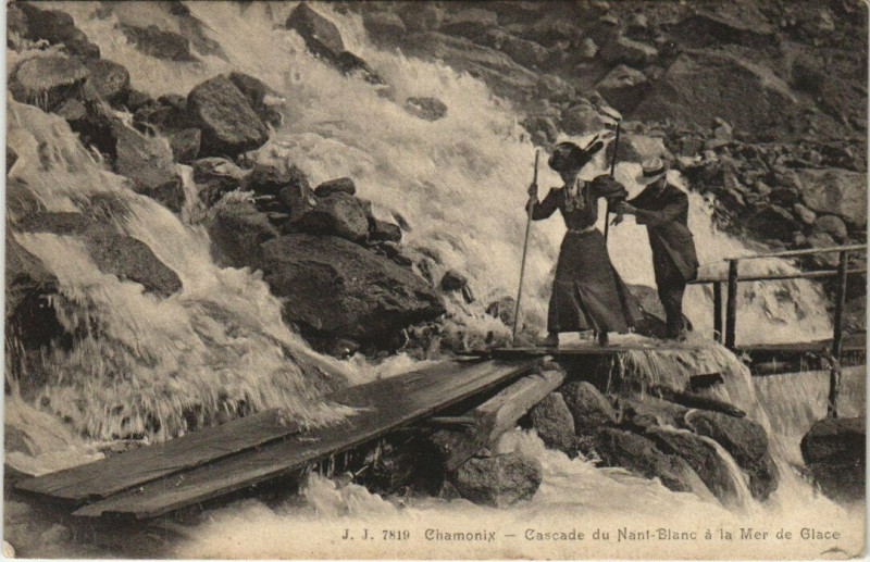 Carte postale ancienne J. J. 7819 Chamonix Cascade du Nant-Blanc a la Mer de Glace