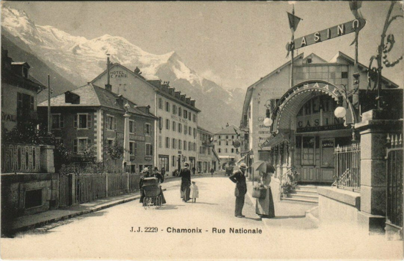 Carte postale ancienne J. J. 2229 Chamonix Rue Nationale