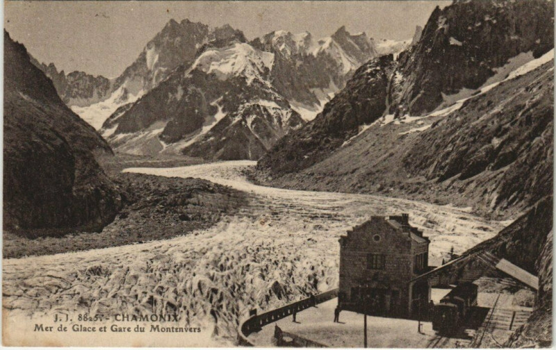 Carte postale ancienne J. J. 8825. Chamonix Mer de Glace et Gare du Montenvers à Vers