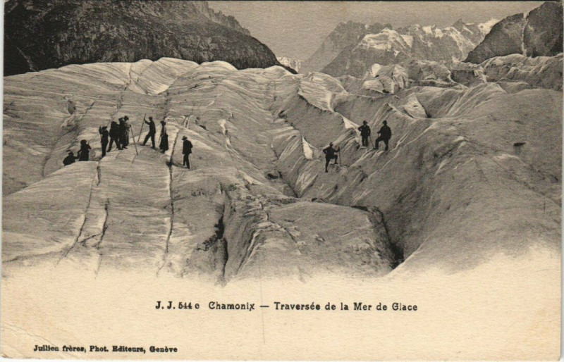 Carte postale ancienne J. J. 544 C Chamonix Traversée de la Mer de Glace à Vers