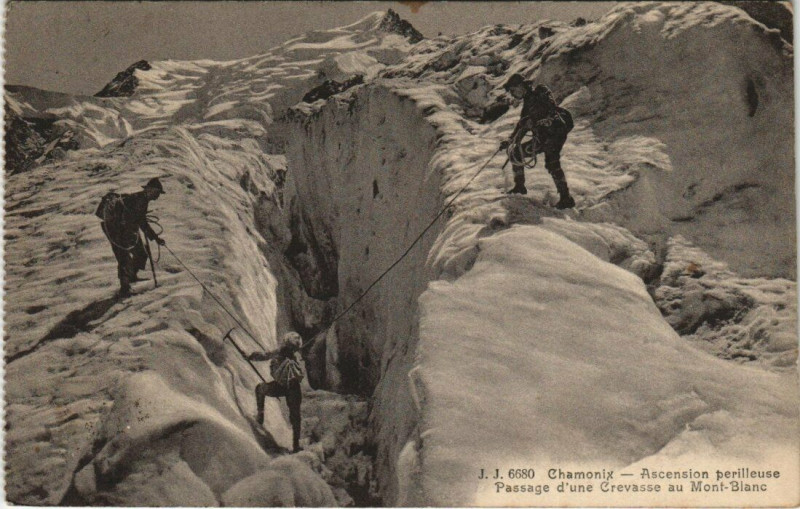 Carte postale ancienne J. J. 6680 Chamonix - Ascension perilleuse Passage d'Une Crevasse