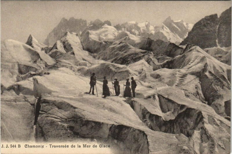 Carte postale ancienne J. J. 544 B Chamonix - Traversée de la Mer de Glace à Vers