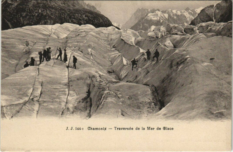 Carte postale ancienne J. J. 544 c Chamonix - Traverse de la Mer de Glace à Vers