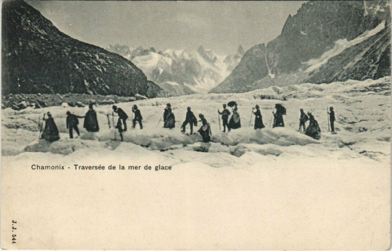 Carte postale ancienne J. J. 544 Chamonix - Traverse de la mer de glace à Vers