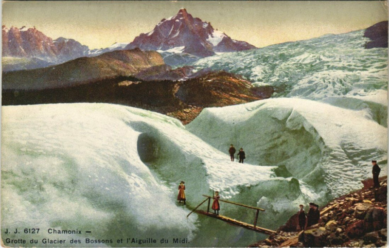 Carte postale ancienne J. J. 6127 Chamonix Grotte du Glacier des Bossons et l'Aiguille
