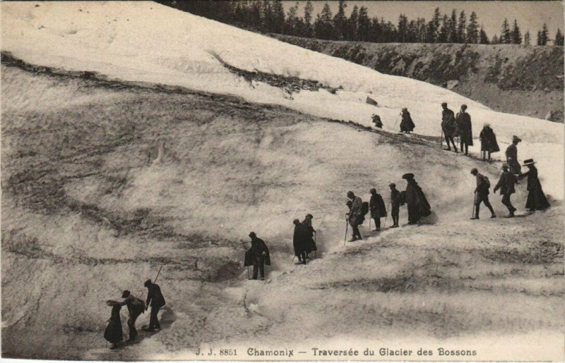 Carte postale ancienne J. J. 8851 Chamonix - Traversée du Glacier des Bossons à Vers