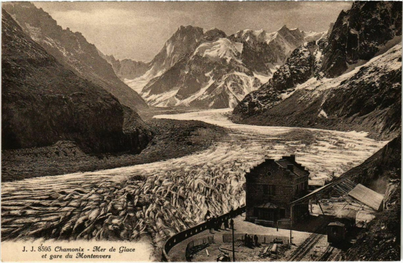 Carte postale ancienne Chamonix - Mer de Glace et gare du Montenvers à Vers