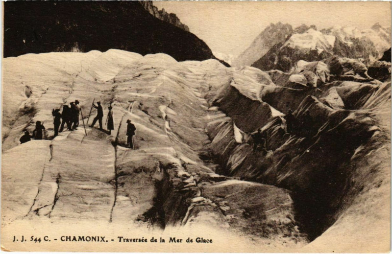 Carte postale ancienne Chamonix - Traversée de le Mer de Glace à Vers