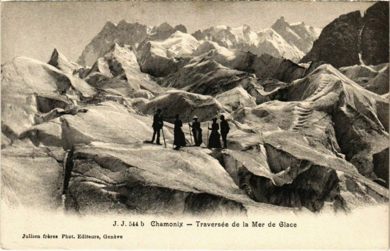 Carte postale ancienne Chamonix - Traversée de la Mer de Glace à Vers