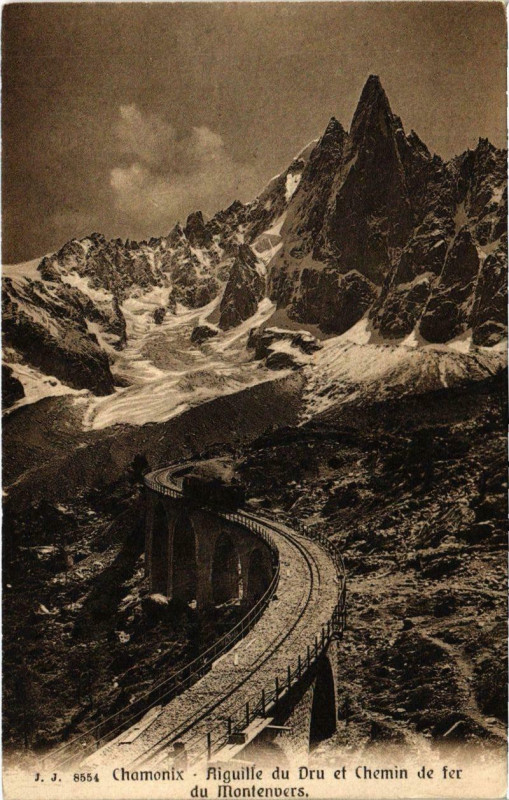 Carte postale ancienne Chamonix - Aiguille du Dru et Chemin de fer du Montenvers à Vers