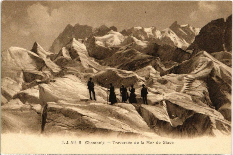 Carte postale ancienne Chamonix - Traversée de la Mer de Glace à Vers